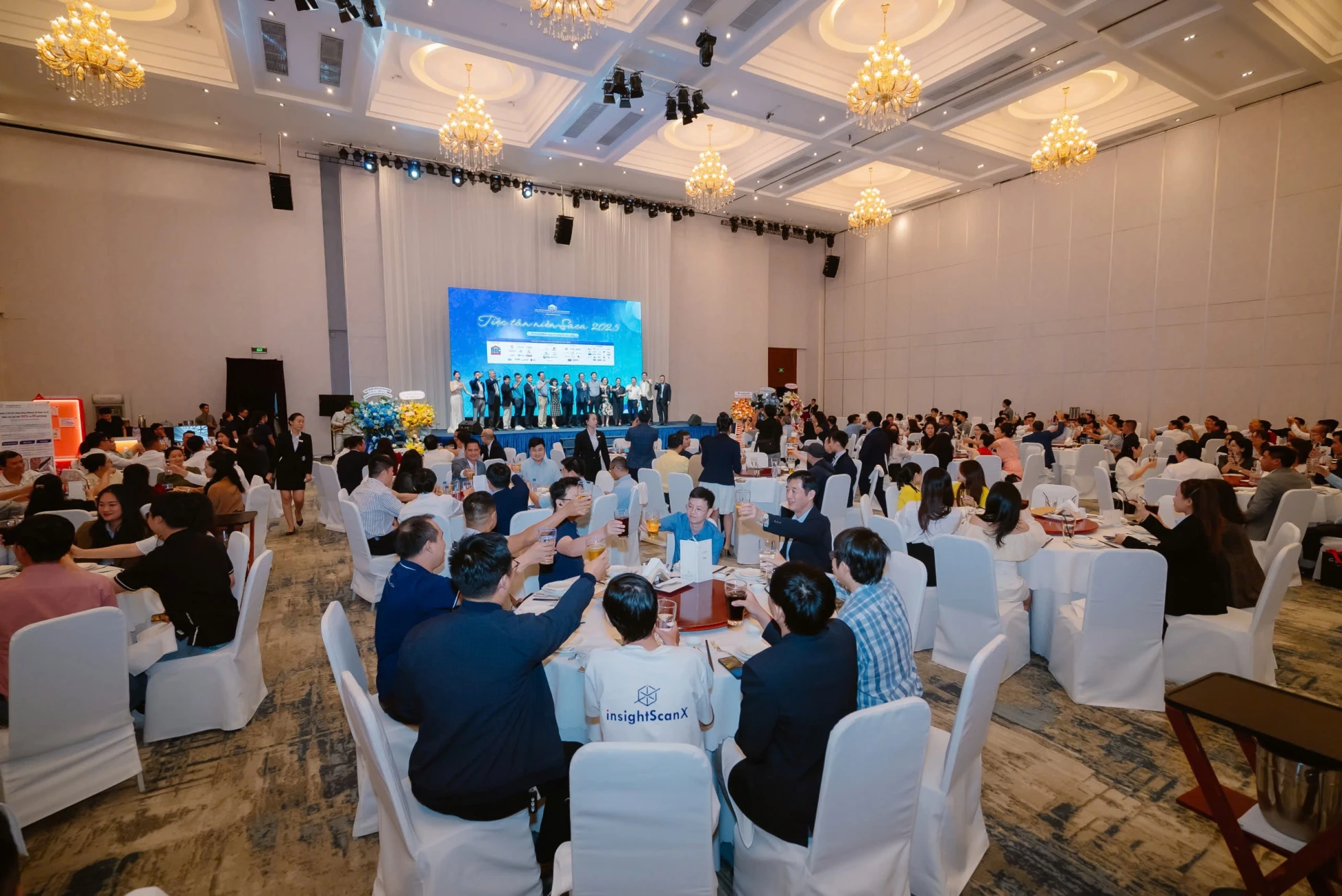 https://static.quochuyanhcorp.vn/21251/2025/Hoạt động SACA/Ngày Hội Kinh Doanh SBA 2025/z6459767192136_a04ec8283d3b0bd9bd6e836787cd72eb.jpg